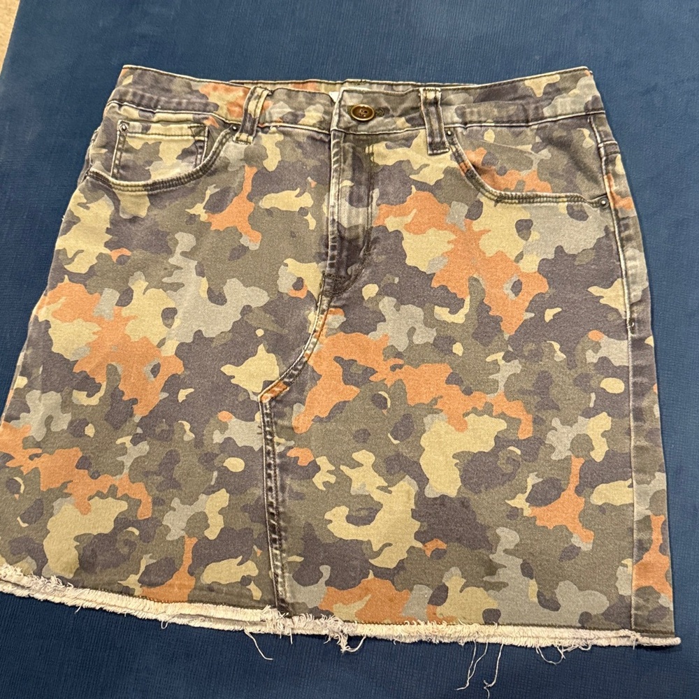 Kensie Camouflage Mini Skirt with Frayed Hem